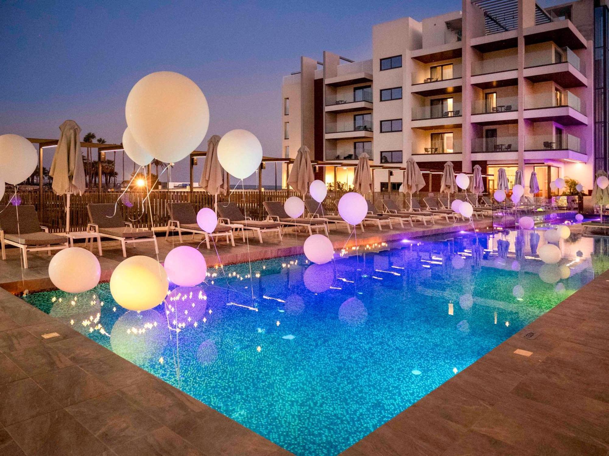 Mercure Larnaca Beach Resort Екстер'єр фото